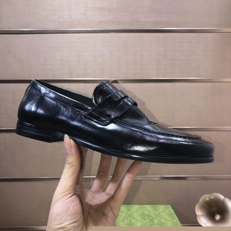 G*u*i leather shoes